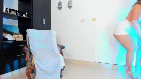 Snapshot of laura__martiinez chatting on March 1, 2:04 am online show from March 1, 2:04 am