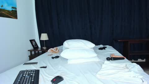 Snapshot of laura__martiinez chatting on January 10, 2:35 am online show from January 10, 2:35 am
