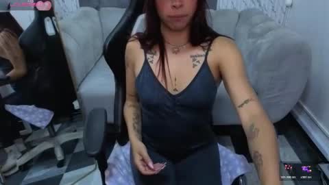 laura_b_ online show from April 30, 3:34 am