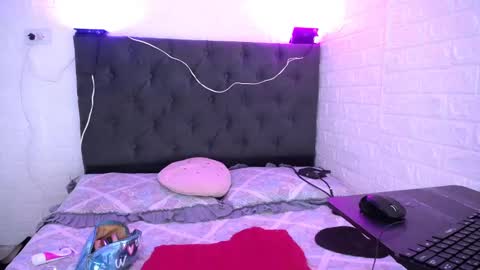 Snapshot of laura_candy02 chatting on December 15, 4:37 pm LAURA online show from December 15, 4:37 pm