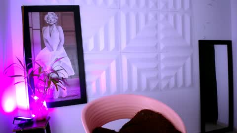 Snapshot of laura_candy02 chatting on February 7, 1:15 am LAURA online show from February 7, 1:15 am