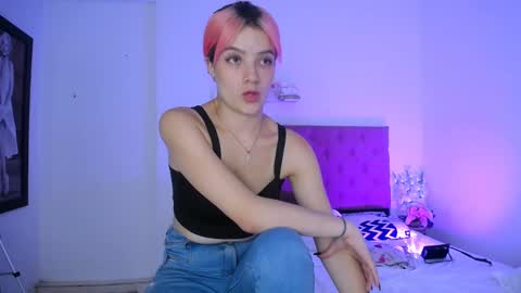 Snapshot of laura_candy02 chatting on December 19, 11:25 pm LAURA online show from December 19, 11:25 pm