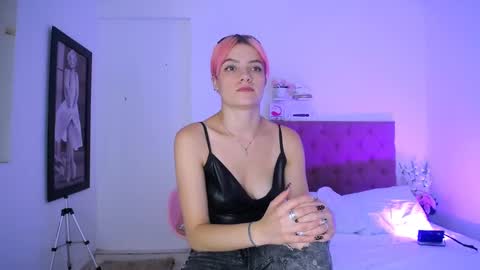 Snapshot of laura_candy02 chatting on December 18, 3:11 pm LAURA online show from December 18, 3:11 pm