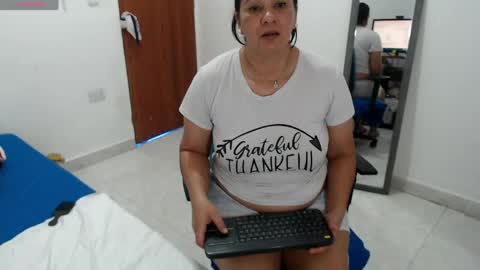 laura_foxx2379 online show from July 22, 7:04 pm