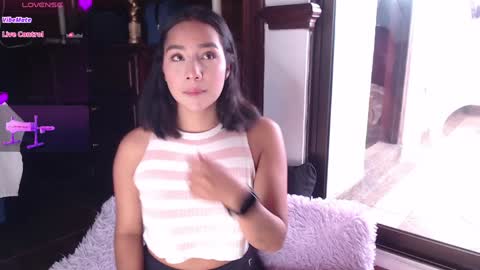 Snapshot of laura_golden1 chatting on December 7, 6:59 pm lLAURA online show from December 7, 6:59 pm