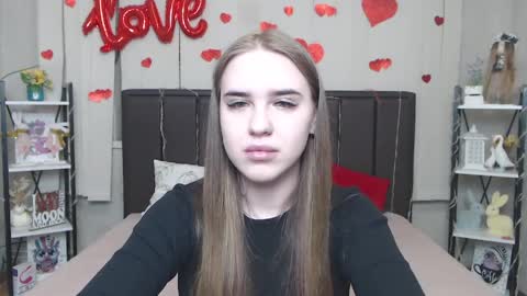 LauraHlot online show from April 8, 6:15 am