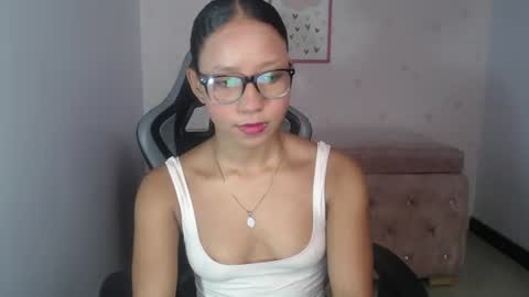 laurakail_ch online show from June 26, 5:20 am
