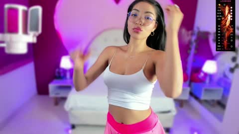 Snapshot of lauramartin1 chatting on January 3, 1:05 am Laura MartinGMT-5 2200-0600 online show from January 3, 1:05 am