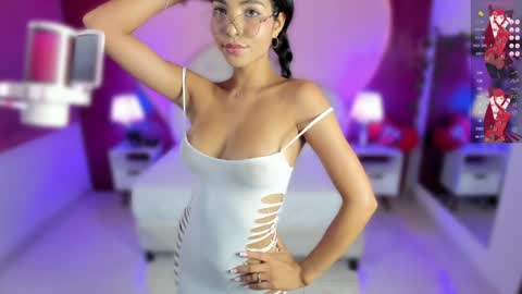 Snapshot of lauramartin1 chatting on February 9, 12:40 am Laura MartinGMT-5 2200-0600 online show from February 9, 12:40 am