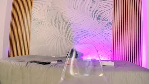 Snapshot of laurarossi_nova chatting on December 19, 1:29 pm Laura online show from December 19, 1:29 pm