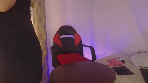 Laura Sofia online show from April 5, 3:00 pm