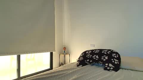 Snapshot of lauren_gil_ chatting on October 18, 11:57 am 1 online show from October 18, 11:57 am