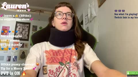 Snapshot of laurenipsumsit chatting on December 24, 2:22 pm Lauren online show from December 24, 2:22 pm