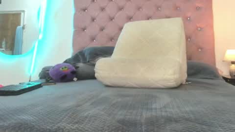 laurenlaine online show from June 25, 1:05 am