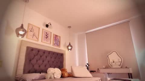 Lauren Saenz online show from October 10, 12:32 pm