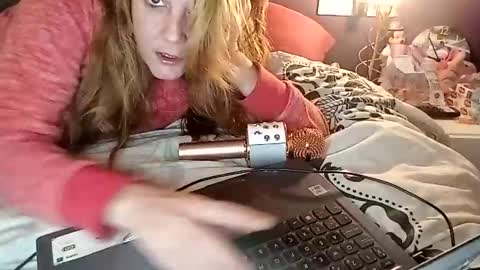 Snapshot of lauriehotxxx chatting on March 9, 6:00 pm lauriehotxxx online show from March 9, 6:00 pm