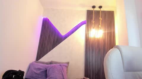 Snapshot of laurin_clauz chatting on February 19, 2:34 pm Lau online show from February 19, 2:34 pm
