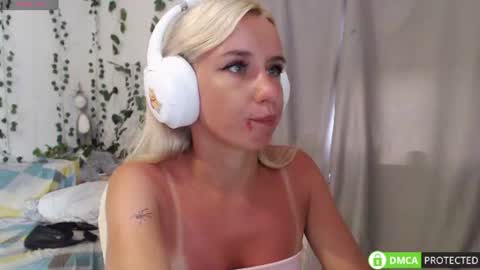 Mia online show from July 23, 9:28 am