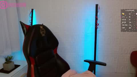 Layla online show from February 16, 1:05 pm