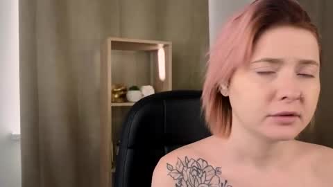 Layla online show from November 28, 7:00 am