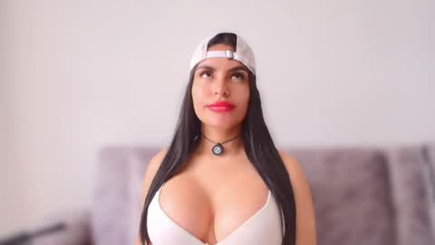 Layla online show from April 30, 6:24 pm