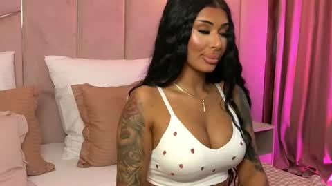 Layla online show from June 25, 6:51 am