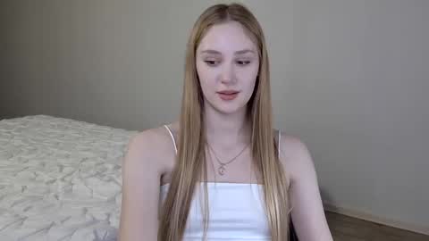 Laylla001 online show from January 15, 9:45 am