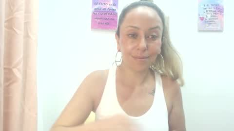 Snapshot of leah_susman chatting on March 12, 1:58 am leah_susman online show from March 12, 1:58 am