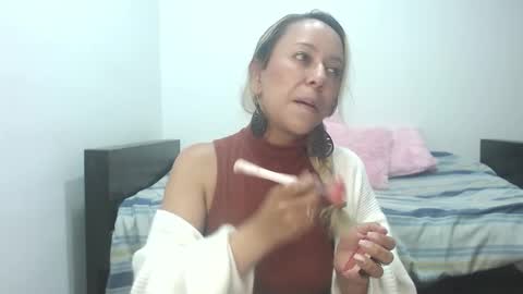 Snapshot of leah_susman chatting on October 21, 1:53 am leah_susman online show from October 21, 1:53 am