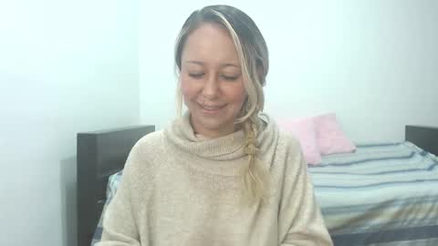 Snapshot of leah_susman chatting on October 16, 2:25 am leah_susman online show from October 16, 2:25 am