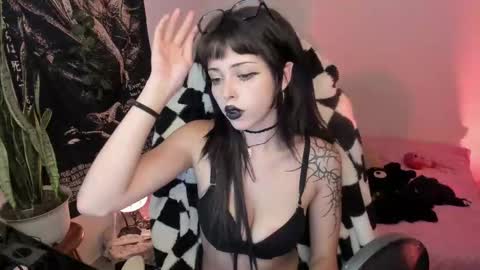 Snapshot of leamelie chatting on September 28, 10:42 am Amelia Black OF AMELIABLACK666 I lost all my thumbs up help me to get 80 online show from September 28, 10:42 am