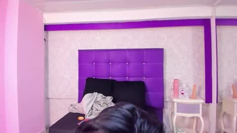 leamoreau__ online show from November 20, 12:06 pm