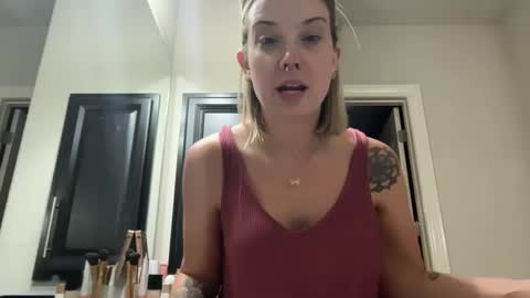 Snapshot of leanneluxecouple chatting on September 30, 10:32 am leanneluxecouple online show from September 30, 10:32 am