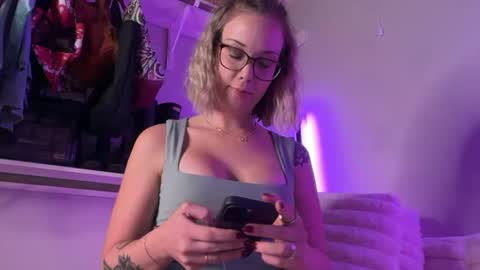 Snapshot of leanneluxecouple chatting on October 10, 12:37 am leanneluxecouple online show from October 10, 12:37 am