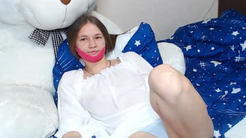 Snapshot of leila_bambi_ chatting on January 27, 7:35 am leila_bambi_ online show from January 27, 7:35 am