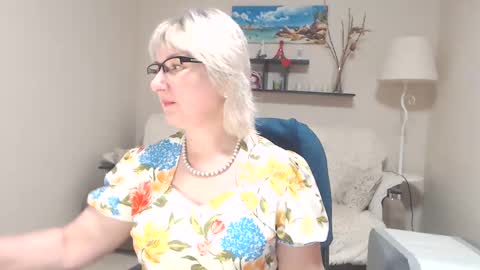 Snapshot of leilamays chatting on February 25, 5:52 am Leila Kinky online show from February 25, 5:52 am