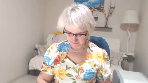 Snapshot of leilamays chatting on December 3, 7:08 am Leila Kinky online show from December 3, 7:08 am