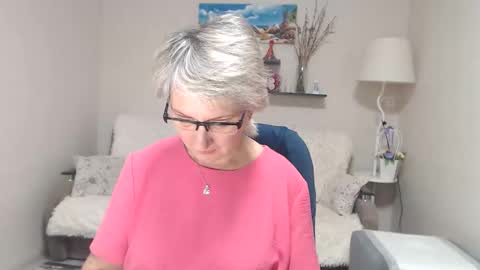 Snapshot of leilamays chatting on October 18, 6:38 am Leila Kinky online show from October 18, 6:38 am
