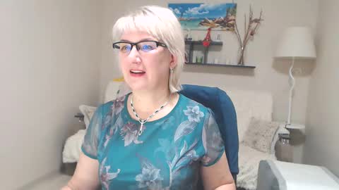 Snapshot of leilamays chatting on December 4, 5:05 am Leila Kinky online show from December 4, 5:05 am