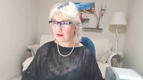 Snapshot of leilamays chatting on February 26, 4:30 am Leila Kinky online show from February 26, 4:30 am