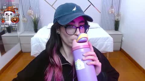 Snapshot of lena_roses chatting on October 18, 9:27 pm Lena online show from October 18, 9:27 pm