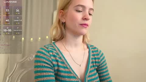 Snapshot of leo_lulu chatting on December 13, 3:00 pm Ashly online show from December 13, 3:00 pm