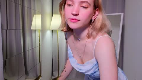 Snapshot of leo_lulu chatting on December 4, 3:43 pm Ashly online show from December 4, 3:43 pm