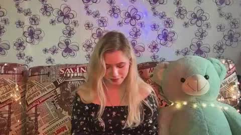 Mia online show from July 26, 9:39 am