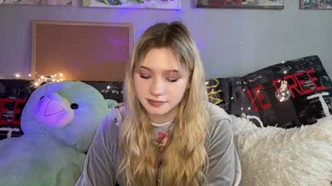 Mia online show from July 20, 10:39 am