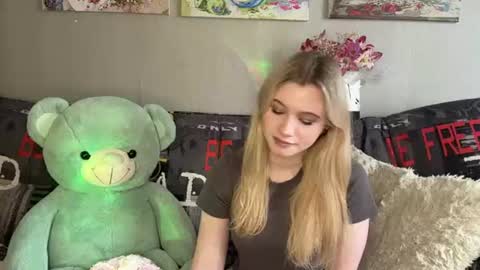 Mia online show from July 12, 8:48 am