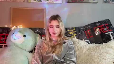 Mia online show from July 20, 10:18 am