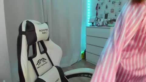 Snapshot of let_me_seee chatting on February 19, 8:31 pm Fiona online show from February 19, 8:31 pm