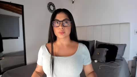 Snapshot of leticiaroldan chatting on October 16, 2:14 am Leticia online show from October 16, 2:14 am