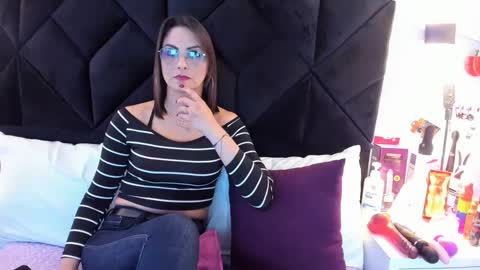Snapshot of letiziia_sky chatting on December 18, 7:15 am letiziia online show from December 18, 7:15 am